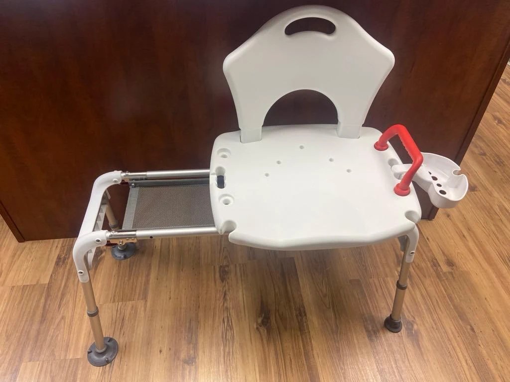 Banc de transfert pliant avec rallonge — poignée d'appui et porte-accessoires