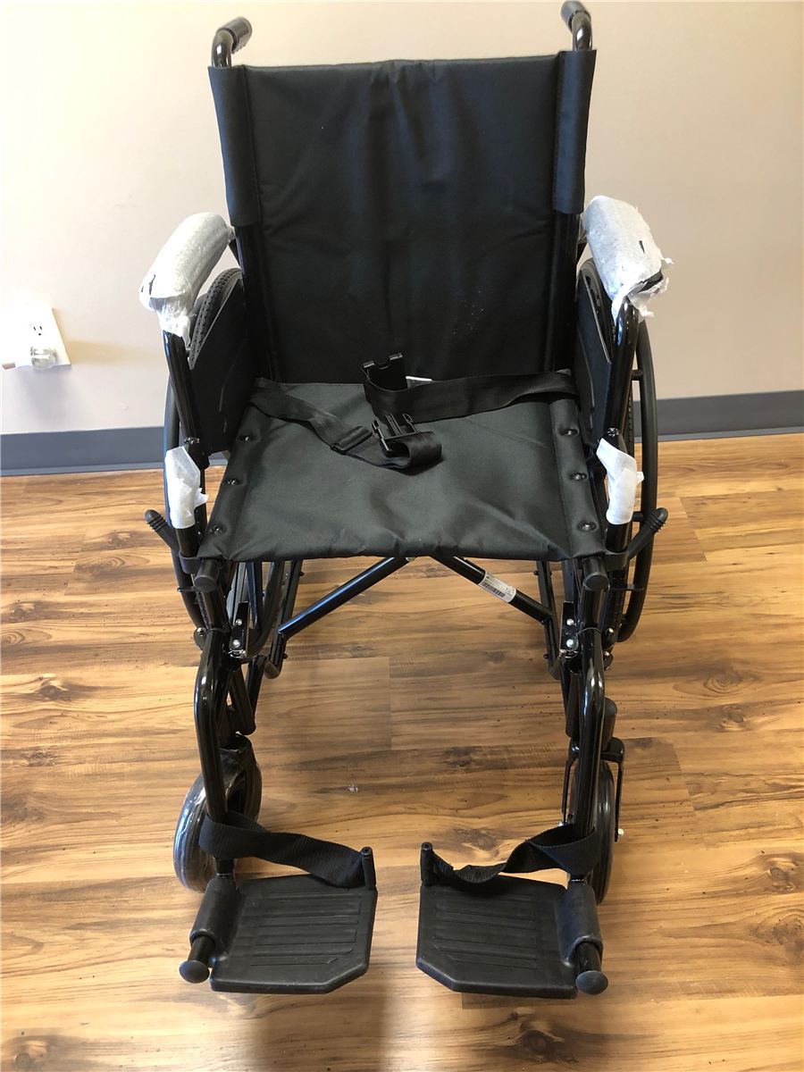 Location — Fauteuil roulant manuel pliable, siège 18 po, accoudoirs amovibles